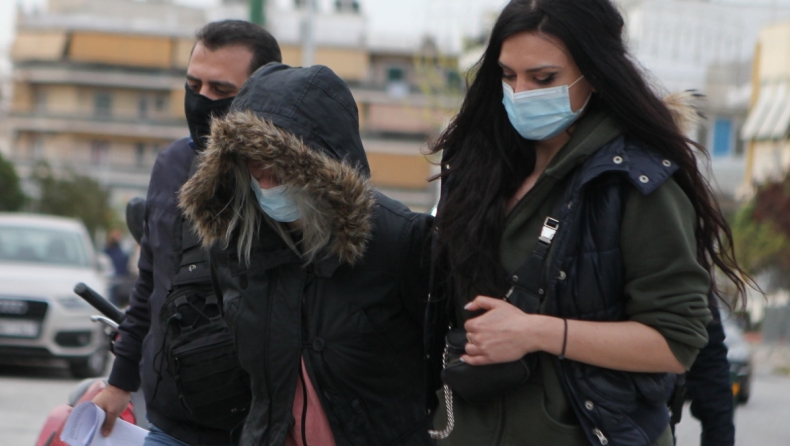 Υπάρχει φύλακας έξω από το κελί της Ρούλας Πισπιρίγκου για να της ανάβει το τσιγάρο (vids)