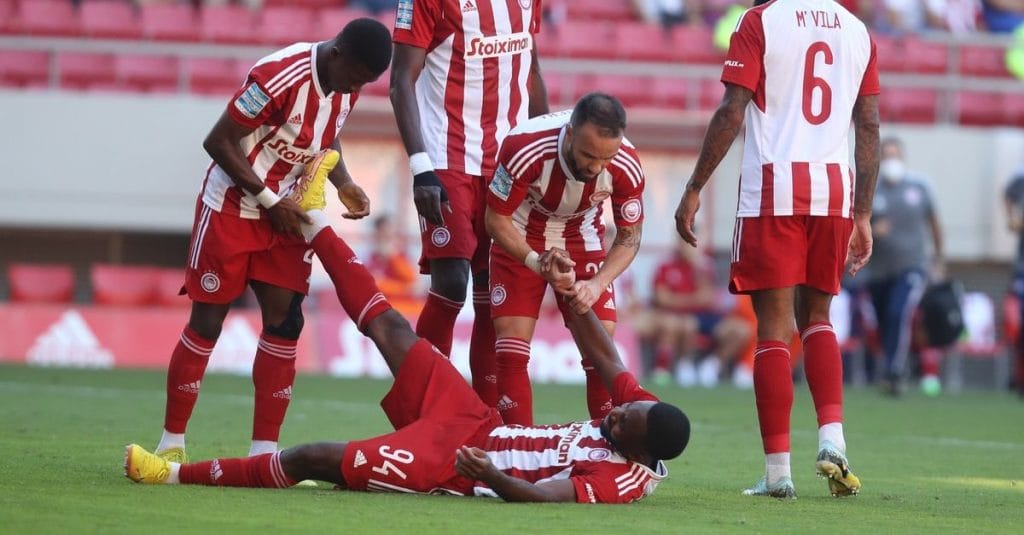 Ολυμπιακός: Ο Μπακαμπού σκόραρε στο 67′ για το 2-0 και έπαθε κράμπα στην ίδια φάση