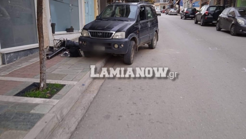 Απίστευτο ατύχημα: Κατέβηκε να πάρει καφέ και το αυτοκίνητο συνέχισε μόνο την πορεία του