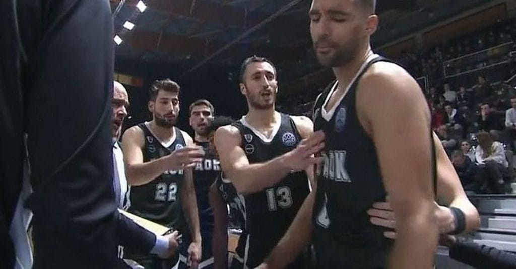 ΠΑΟΚ: Έξαλλος ο Λυκογιάννης με τον Φράνκε, πριν από την έναρξη του β’ μέρους στη Ντιζόν