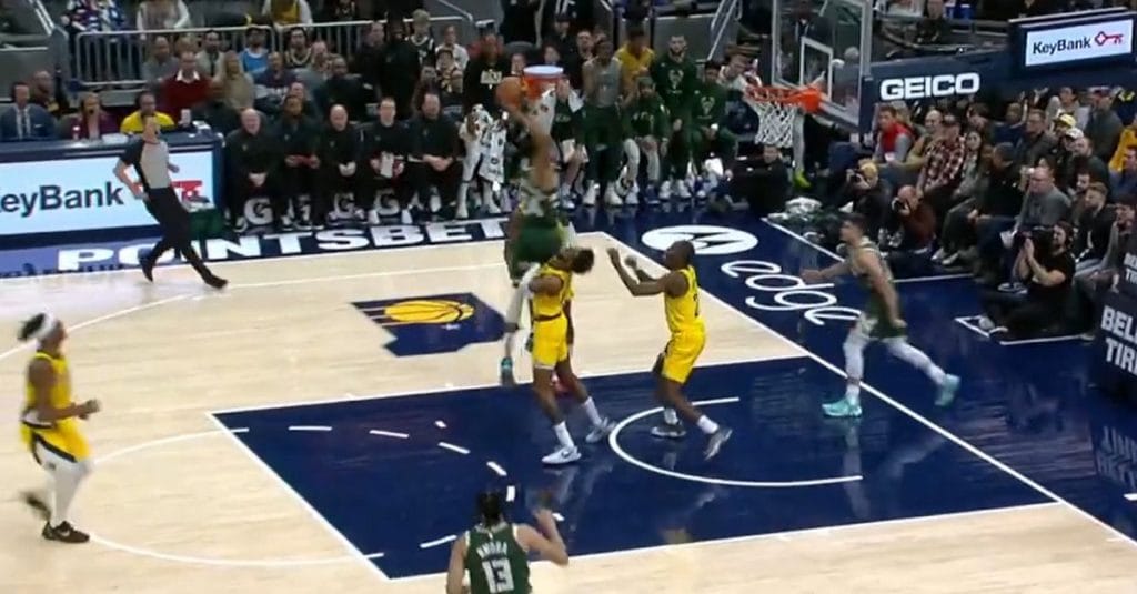 Γιάννης Αντετοκούνμπο: Το ασύλληπτο κάρφωμα κόντρα στους Ιντιάνα Πέισερς άφησε άπαντες με το στόμα ανοιχτό