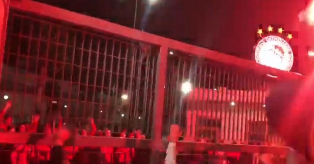 Ολυμπιακός: Παίκτες και φίλαθλοι τραγούδησαν το “κάτι μαγικό” στον Ρέντη