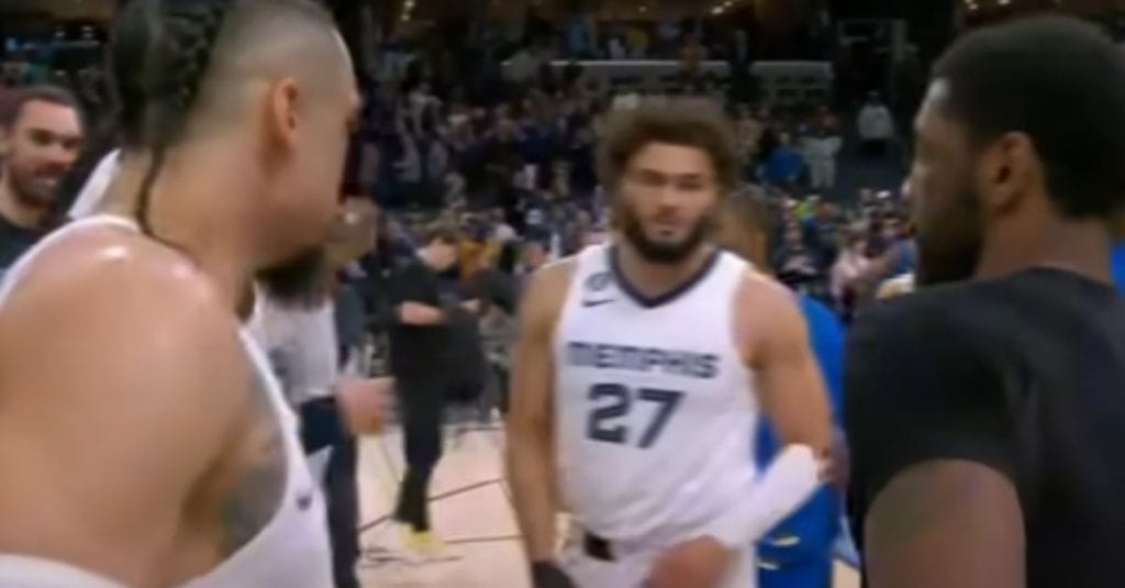 NBA: Ο Ντίλον Μπρουκς αντάλλαξε φανέλες με τον Καϊρί Ίρβινγκ χωρίς να τις ανταλλάξει