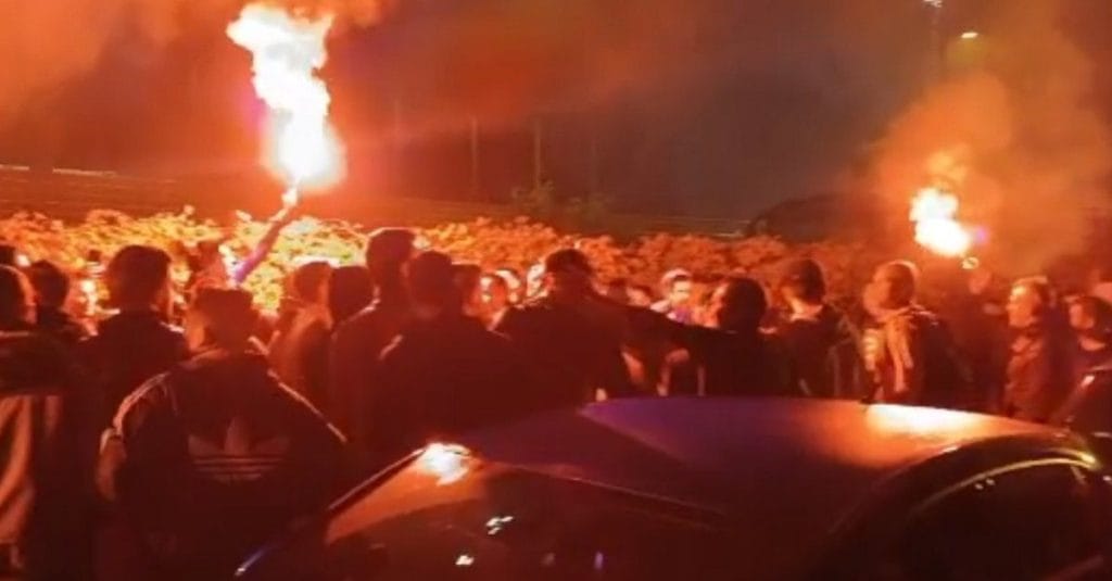 “Νάτοι, νάτοι οι πρωταθλητές”, πανικός στα Σπάτα για τους θριαμβευτές του Γεώργιος Καραϊσκάκης