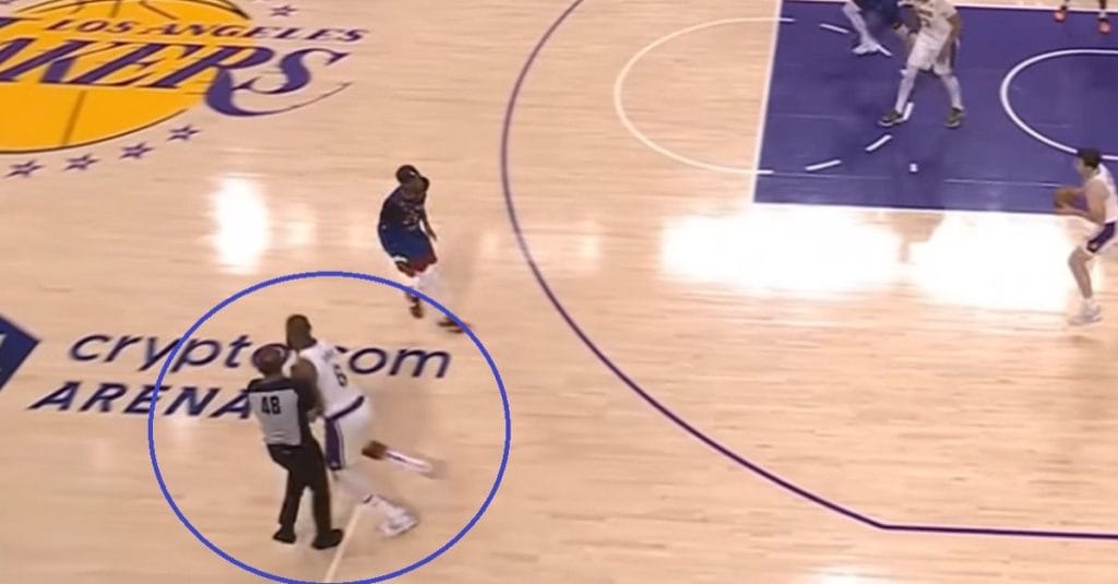 NBA: Ο ΛεΜπρόν Τζέιμς τράκαρε με τον Σκότ Φόστερ και ο βετεράνος διαιτητής μάτωσε στο στόμα