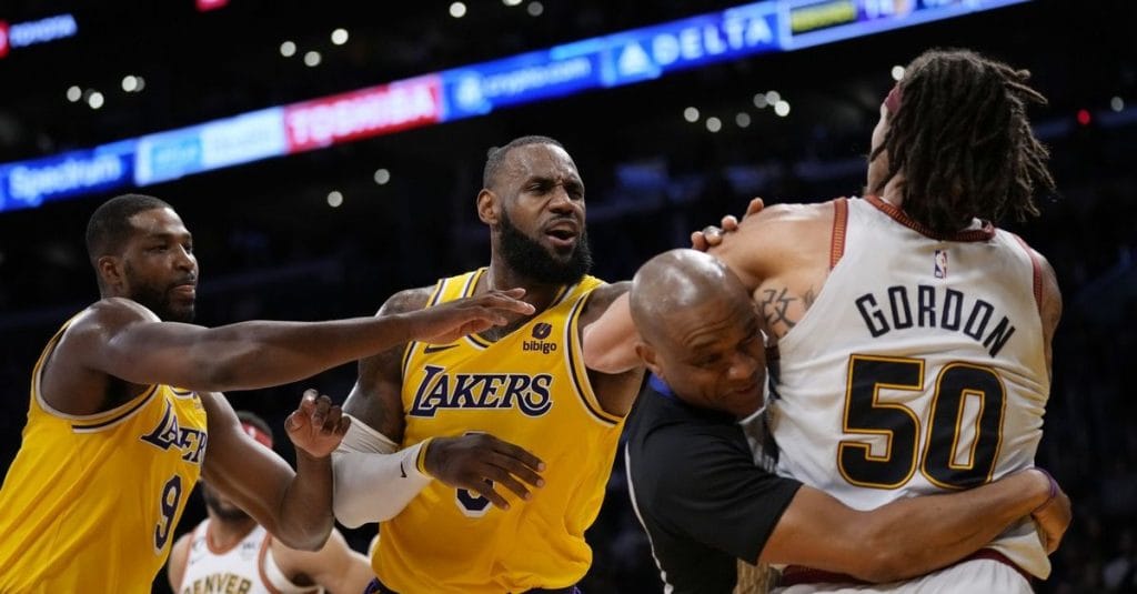 NBA, ΛεΜπρόν Τζέιμς: Ένταση, σπρωξίματα και “γαλλικά” με τον Άαρον Γκόρντον στο Game 4 με τους Νάγκετς