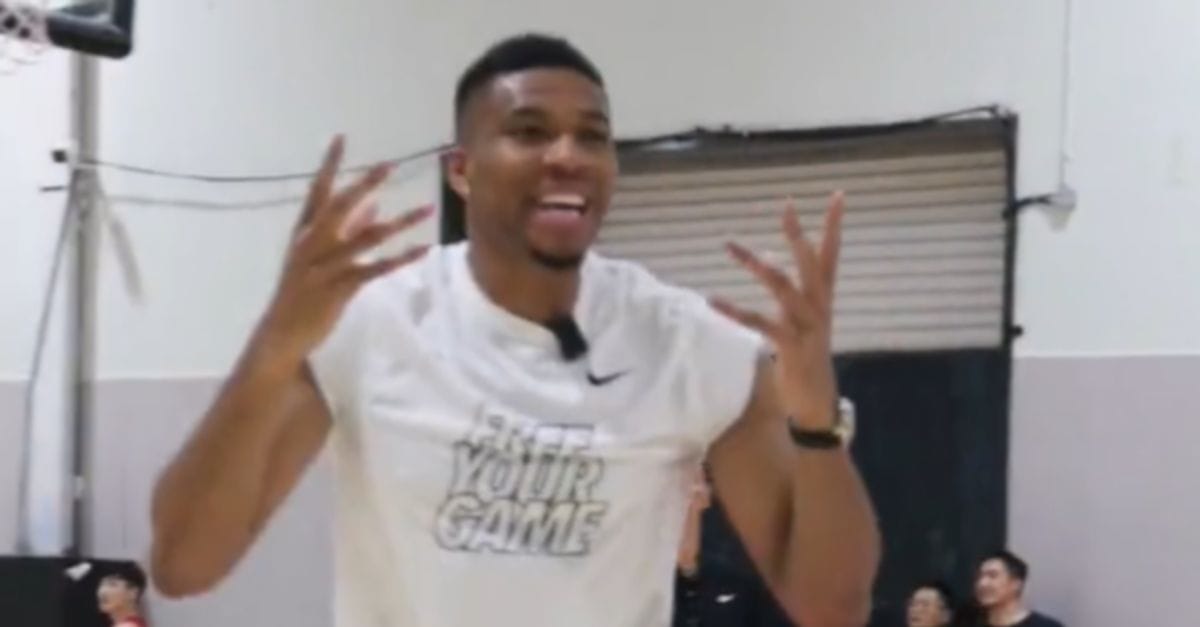 Ο Γιάννης Αντετοκούνμπο δεν αστειεύεται ως προπονητής: “Τι είναι αυτό; Τι κάνουμε;”