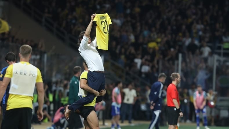 ΑΕΚ-Ντινάμο Ζάγκρεμπ: Ο Αλμέιδα πανηγύρισε την πρόκριση με τη φανέλα του Μιχάλη στα χέρια (vid)