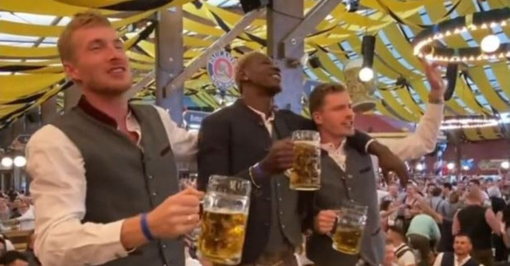 Ομπστ, Μπόνγκα και Γκιφάι τραγούδησαν “We are the champions” στο Oktoberfest με μια μπύρα στο χέρι
