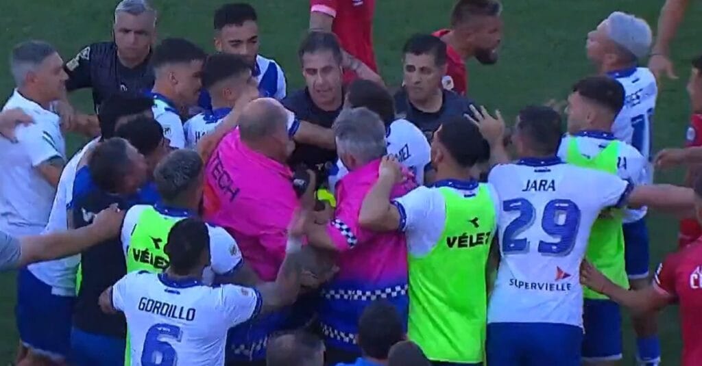 Ασύλληπτο “πέσιμο” σε διαιτητή στο φινάλε του Αρχεντίνος