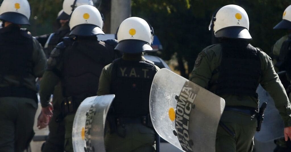 Επεισόδια στον Ρέντη: Ολοκληρώθηκε η επέμβαση του 31χρονου αστυνομικού, σταθερή η κατάστασή του, κρίσιμα τα επόμενα 24ωρα