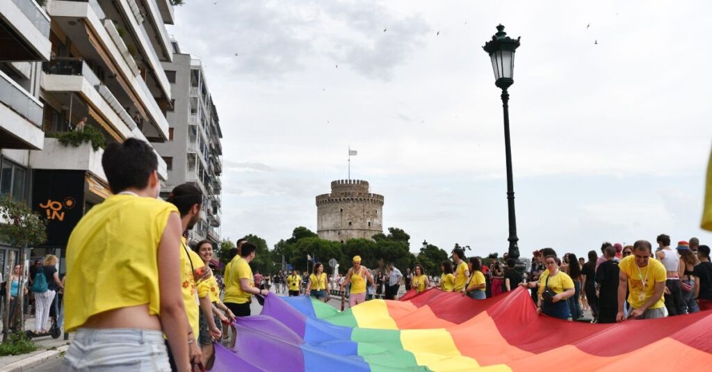 Δεν άντεξαν τόση ισότητα (και) στη Θεσσαλονίκη. Κι όλα αλλάζουν γύρω τους απότομα