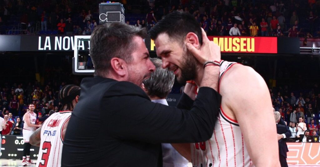 Ολυμπιακός: Η συγκλονιστική φωτογραφία του Μπαφέ με τον 
αρχηγό της αγέλης Παπανικολάου μετά την πρόκριση στο Final Four