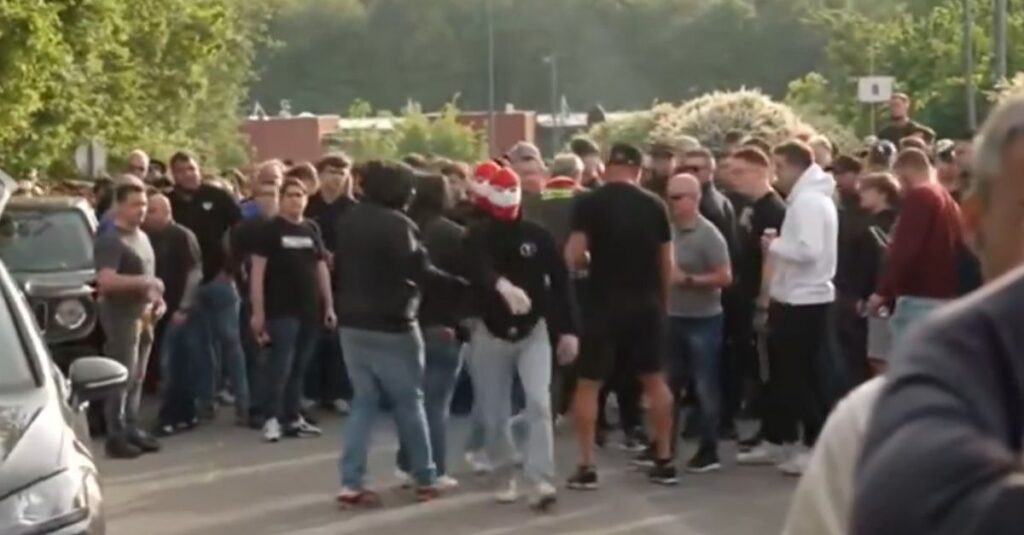 Οπαδοί της Σταντάρ εμπόδισαν το πούλμαν της ομάδας να πάει στο γήπεδο διαμαρτυρόμενοι για το ιδιοκτησιακό