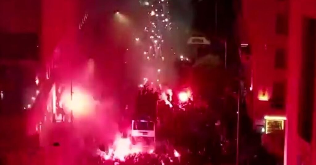 Η Θεσσαλονίκη στον πόδι: Αποθέωση για τον πρωταθλητή ΠΑΟΚ με ολονύχτιο πάρτι στον Λευκό Πύργο