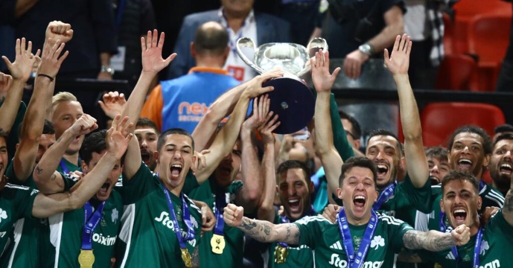 Κύπελλο Ελλάδας Betsson: Η στιγμή της απονομής του τροπαίου στον Παναθηναϊκό και η κούπα στα χέρια του μικρού Γιαννάκη