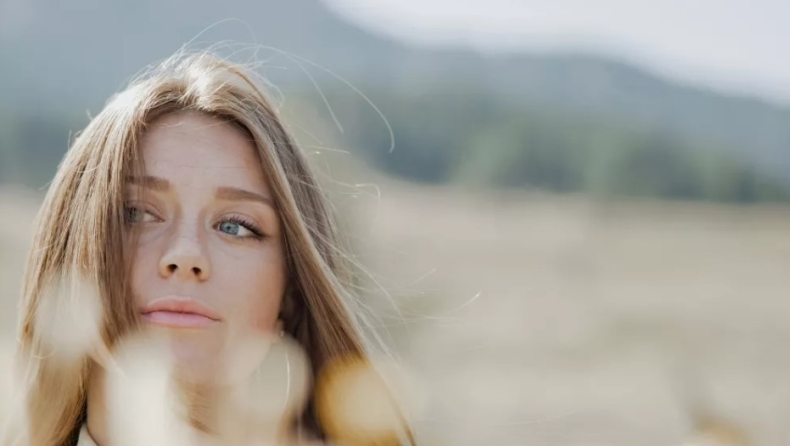 Φοβάσαι πως θα σε κατακρίνουν; 2 tips για να το ξεπεράσεις