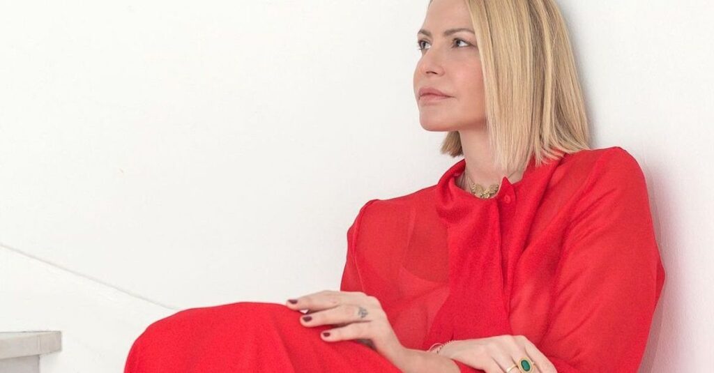 Τζένη Μπαλατσινού: Με λευκό μπικίνι στην Κίμωλο