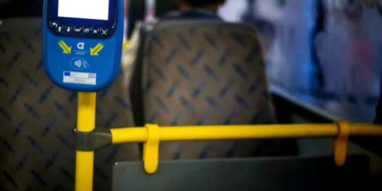 Από θαύμα σώθηκε 56χρονη: Εγκλωβίστηκε σε πόρτα λεωφορείου, αλλά ο οδηγός δεν την πήρε χαμπάρι και την έσυρε