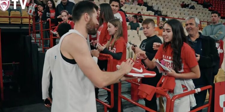 Άλεκ Πίτερς: Χάρισε υπογεγραμένα παπούτσια σε μικρή φίλη του Ολυμπιακού (vid)