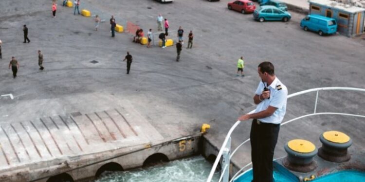Έρευνα για την ελληνική ναυτιλία: Από τους 120.000 του ’70 έμειναν 25.540 σήμερα