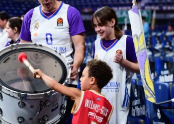 Ολυμπιακός: Ο γιος του Γουίλιαμς-Γκος ετοιμάζεται για το Game 4 μαζί με φίλους της Ρεάλ (vid)