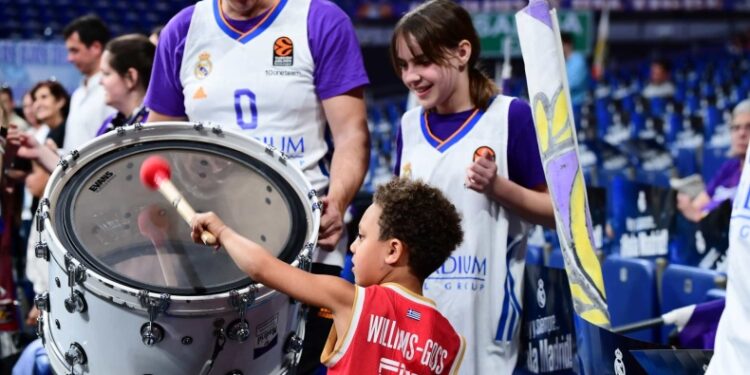 Ολυμπιακός: Ο γιος του Γουίλιαμς-Γκος ετοιμάζεται για το Game 4 μαζί με φίλους της Ρεάλ (vid)