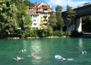 «Κολυμπώντας για δουλειά»: Όλοι ζηλεύουν την πρωτότυπη μετακίνηση των Ελβετών εργαζομένων (vid)