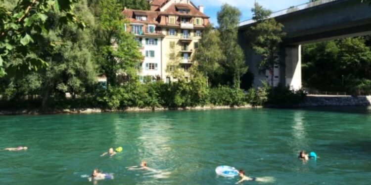 «Κολυμπώντας για δουλειά»: Όλοι ζηλεύουν την πρωτότυπη μετακίνηση των Ελβετών εργαζομένων (vid)