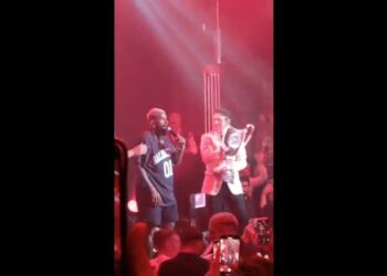 Ολυμπιακός: Ο Ροντινέι με την κούπα ανά χείρας τραγουδά τον ύμνο των Πειραιωτών (vid)