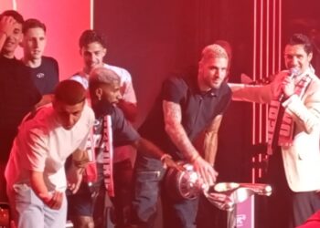 Ολυμπιακός: Το βίντεο από τη στιγμή που Πασχαλάκης και Ροντινέι σηκώνουν το Κύπελλο δίπλα στον Ιακωβίδη