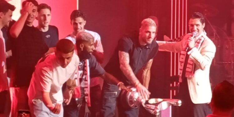 Ολυμπιακός: Το βίντεο από τη στιγμή που Πασχαλάκης και Ροντινέι σηκώνουν το Κύπελλο δίπλα στον Ιακωβίδη
