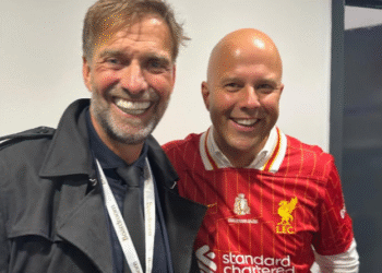 Λίβερπουλ: Κλοπ και Σλοτ πανηγυρίζουν αγκαλιασμένοι την κούπα