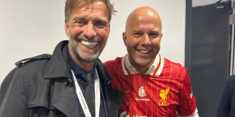 Λίβερπουλ: Κλοπ και Σλοτ πανηγυρίζουν αγκαλιασμένοι την κούπα