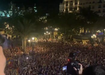 Τρομερή στιγμή: Χιλιάδες φίλαθλοι της Λεβάντε φωνάζουν το όνομα του Ιμπόρα 