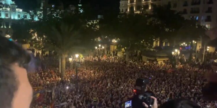 Τρομερή στιγμή: Χιλιάδες φίλαθλοι της Λεβάντε φωνάζουν το όνομα του Ιμπόρα 