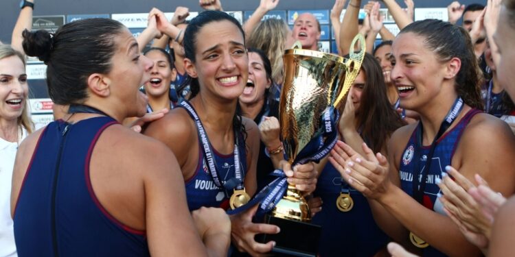 Πανηγυρισμοί σε ρυθμούς Βίσση για τις πρωταθλήτριες της Βουλιαγμένης (vid)