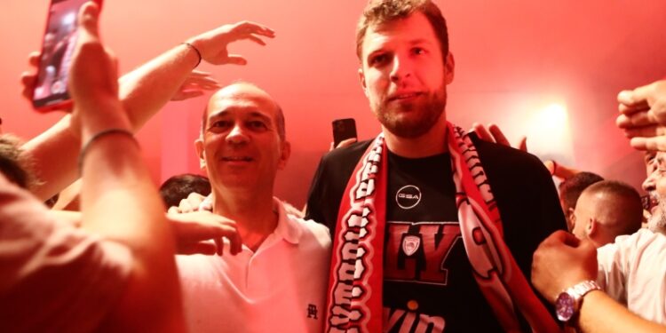 Ολυμπιακός: Οι Αγγελόπουλοι αγκάλιαζαν έναν έναν τους παίκτες στο ΣΕΦ (vid)