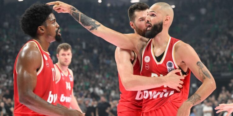 Το φύλλο αγώνα του τρίτου τελικού: Τι έγραψαν οι διαιτητές για τη χειρονομία του Φουρνιέ και για τα συνθήματα που ακούστηκαν