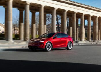 Η Tesla δοκιμάζει αυτόνομη οδήγηση στους δρόμους της Ρώμης (vid)