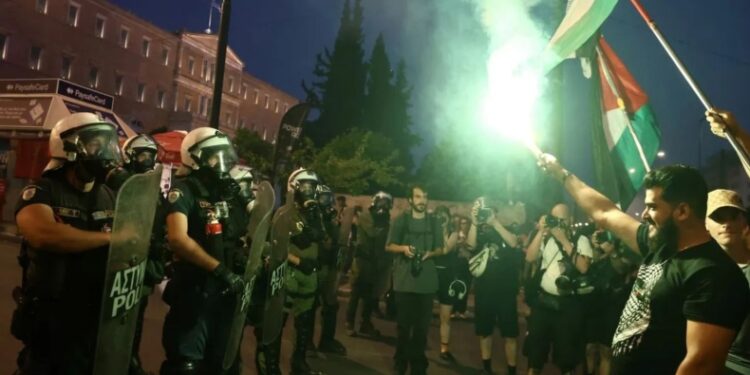 «Λευτεριά στην Παλαιστίνη»: Χιλιάδες κόσμου στην Αθήνα και σε όλη την Ελλάδα διαδήλωσαν κατά της γενοκτονίας στη Γάζα