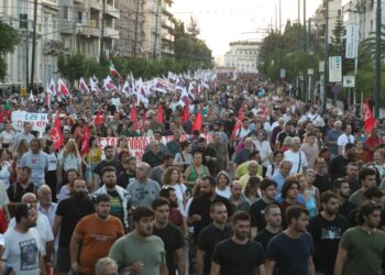 Χιλιάδες στο Σύνταγμα: Αντιπολεμική πορεία κατά ΗΠΑ και ΝΑΤΟ (vid)
