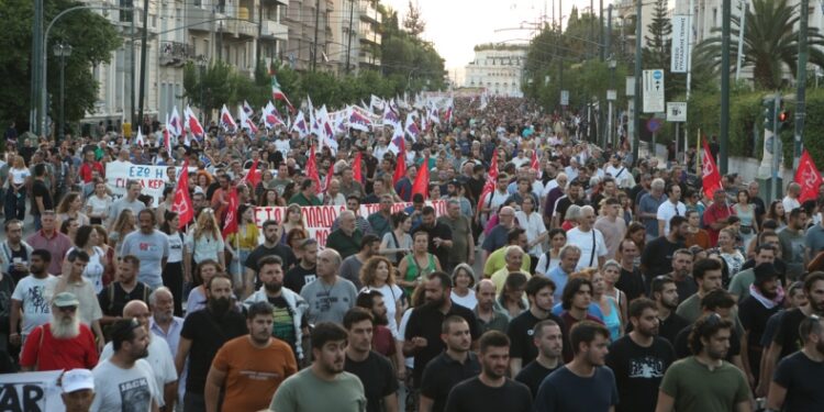 Χιλιάδες στο Σύνταγμα: Αντιπολεμική πορεία κατά ΗΠΑ και ΝΑΤΟ (vid)