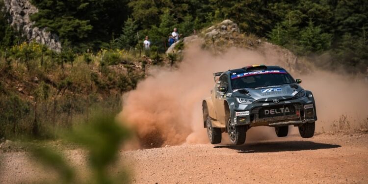 ΕΚΟ Ράλλυ Ακρόπολις: Διακόπηκε η ειδική Ταρζάν μετά από ατύχημα, συνοδηγός ζήτησε ιατρική βοήθεια