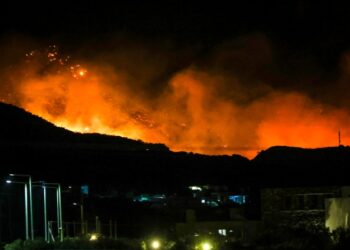 Η Ιεράπετρα φλέγεται: Καίγονται σπίτια, εκκενώνονται ξενοδοχεία (vid)