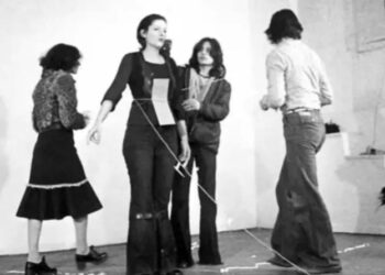 Το πιο ακραίο performance της σύγχρονης τέχνης: Άφησε το κοινό να της κάνει «οτιδήποτε» και σχεδόν πέθανε (vid)