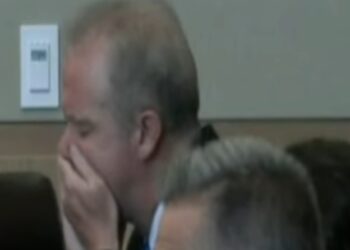 «Δηλητηριάστηκε» μπροστά στις κάμερες: Το βίντεο-σοκ του χρηματιστή της Wall Street που κατέρρευσε μόλις άκουσε την ποινή του