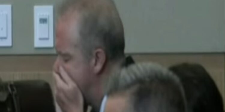 «Δηλητηριάστηκε» μπροστά στις κάμερες: Το βίντεο-σοκ του χρηματιστή της Wall Street που κατέρρευσε μόλις άκουσε την ποινή του