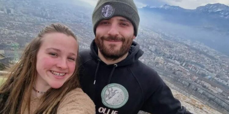 Ζευγάρι Βρετανών παράτησε την πόλη και ζει χωρίς WiFi και τηλεόραση με λιγότερο από 10 ευρώ τη μέρα (vid)