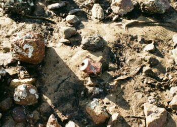 Μακάβρια ανακάλυψη: Δεκάδες ανθρώπινες στάχτες βρέθηκαν σε σωρούς στην έρημο